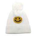Détail d'un bonnet en maille blanche avec motif smiley jaune et pompon en fourrure - M(54-60cm) / Blanc