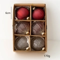 Set van 6 rode en grijze 6cm glazen kerstballen in kraftverpakking met glitterstrepen - Model C (Rood/Wijnrood/Grijs)