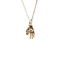 Gouden Hamsa-hand hanger ketting met evil eye detail aan een gepolijste schakel - Rood Oog Stijl (CC0696-YS)