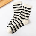 Chaussettes mi-hautes classiques en coton crème avec des rayures noires horizontales - Taille unique / Style Rayé Noir et Blanc