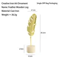 Ornamento piuma in ferro dorato con base in legno per arredo tavola minimalista, altezza 20,2cm - Piuma