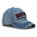 Détail d'une casquette en denim bleu délavé vintage avec broderie Boston rouge en relief - Taille Unique(Réglable) / Style délavé bleu clair avec lettres rouge foncé (F)