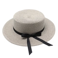 Détail du chapeau canotier montrant le tissage fin de la paille et le ruban gros-grain - Gris