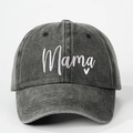 Casquette en denim délavé gris foncé avec broderie blanche Mama et motif cœur - Noir