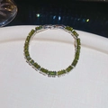 Vue détaillée des pierres rectangulaires vert émeraude serties dans un bracelet argenté - Style de Luxe avec Émeraude Rectangulaire (9#)