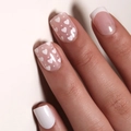 Unghie finte French con bordi bianchi e motivi a cuore rosa con una forma quadrata - Stile Cuore Francese Rosa Bianco