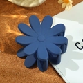 Nahaufnahme einer matt dunkelblauen Blumen-Haarklammer im Gänseblümchen-Design auf Kork - 4.8cm / Blau