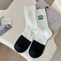 Calcetines deportivos de media caña en blanco y negro con bordado verde de letras - Talla única / Blanco