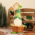 Détail du gnome de Noël avec chapeau vert flocon de neige dans un panier à bonbons tissé - Vert