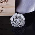 Makroaufnahme eines silbernen Rosenrings mit Zirkonia-Pflasterung und Lagenblättern - Verstellbarer Ring