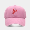 Dettaglio di un cappellino da baseball in cotone lavato rosa con ricamo a forma di aragosta - Regolabile / Rosa