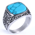 Makro-Detail des Vintage-Herrenrings in Silber mit himmelblauem Türkis und Ornament-Gravur - US 10 / Stahl Blau Türkis Quadratisch