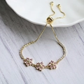 Verstellbares goldenes Blumenarmband mit rosa Zirkon-Blüten und weißen Kristallen - Rosa