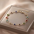 Goldenes Armband mit elf leuchtenden herzförmigen Edelsteinen und sicherem Karabinerverschluss - Mehrfarbiges Herz-Strass-Armband (KC-Gold Armband K-1418)