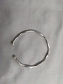 Bracciale rigido argento intrecciato minimalista con perle alle estremità e design martellato - Argento
