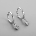 Gros plan de la boucle d'oreille en argent S925 avec pendentif en zircone cubique clair - Mini Créoles Pendentif Losange - Argent