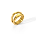 Dettaglio dell'anello a doppio strato ondulato con placcatura in oro 18k lucido - Design A Doppio Anello Dorato (TR4049) / Numero 6
