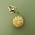 Porte-clés orange fait main en crochet avec fermoir doré et détails soignés - Orange