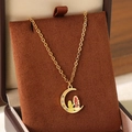 Collier lune doré avec cristaux et figurines parent-enfant dans un coffret cadeau brun - Style personnages de dessins animés en forme de lune (KN292759-Z)