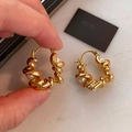 Pendientes de aro en U retorcidos dorados con perlas blancas sobre base de mármol - Pendientes de aro-Oro