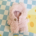 Rosa Plüsch-Kapuzenoverall für 17cm Puppe mit Holzknopf und süßen Tierohren - Passend für 17cm Puppe / Rosa Strampler