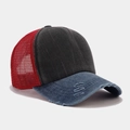 Dettaglio del cappello trucker bicolore con visiera in denim usurata e rete rossa traspirante - Stile Invecchiato con Cuciture / Nero con Tesa Blu Navy