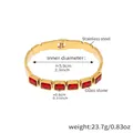 Vista dettagliata del bracciale in acciaio inossidabile dorato con pietre rosse e misure - Pietra di Vetro Rossa / Oro