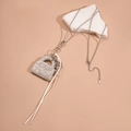 Silberne lange Halskette mit Strass-Handtaschenanhänger und weißer Quaste auf Stein - Silber
