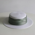 Cappello boater in paglia bianca con nastro di raso pieghettato verde salvia - M / Bianco (Cappello di paglia estivo)