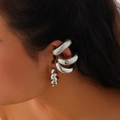 Set di orecchini a cerchio e ear cuff a forma di C color argento in stile minimalista - Set di ear cuff argentati in stile industriale