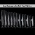 Maattabel met 12 maten extra lange transparante stiletto nageltips op een zwarte achtergrond - Lange Stiletto Nageltips (12 Stuks) / Transparant