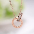 Collana in oro rosa con anelli intrecciati con numeri romani e pietre di zircone cubico - Oro rosa
