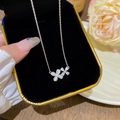 Elegante collana in acciaio al titanio argento con doppi ciondoli floreali e pietra opale - Stile pendente a doppia combinazione di fiori (X316) / Argento