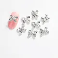 Detalle de cristales de mariposa para uñas 11x8mm con borde plateado y diamantes de vidrio K9 - Blanco (Base Plateada)