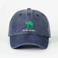 Detailaufnahme der grünen Kamelstickerei und Saudi-Arabien-Schrift auf der blauen Jeansmütze - Verstellbar / Marineblau