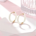 Minimalistische Goldcreolen mit weißer Emaillierung und elegantem Klappverschluss - Elfenbeinweiß
