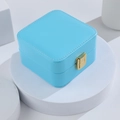 Minimalistische himmelblaue Schmuckschatulle aus PU-Leder mit goldener Schnalle - Türkisblau
