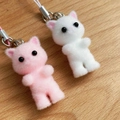 Gros plan de mignons chatons floqués roses et blancs avec des anneaux métalliques Y2K - Dragonne de Téléphone / Rose