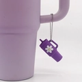 Violetter Tassen-Schlüsselanhänger aus Silikon mit Gänseblümchen an Silberperlenkette - Dunkellila Blumenbecher Perlenkette