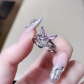Detail van bloemvormige ring met roze marquise stenen en micro-gezette kristal - Verstelbare Roze Vlinder (JZ3901)