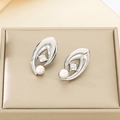 Vue détaillée de boucles d'oreilles argentées en V avec perle et zircon carré - Couleur Acier (KE114901-K)