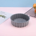 Dettaglio dello stampo per torte in silicone girasole grigio su superficie rosa - Grande 27*6CM / Grigio