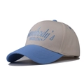 Dettaglio del testo ricamato blu Somebody's Problem sul tessuto del cappellino - Beige/Celeste