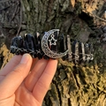 Detalle de corona de cristal negro natural con adornos de luna y estrella plata - Negro