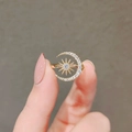 Verfijnde vergulde open ring met een sprankelend ontwerp van zon en halve maan - Ster Maan Stijl / Goud