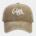 Détail de la broderie blanche Gigi sur la casquette de baseball en coton lavé kaki - Réglable / Kaki