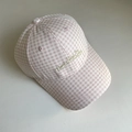Dettaglio del ricamo Nami Surf Club su cappello da baseball a scacchi rosa - M (56-58cm) / Rosa