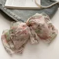 Pasador de pelo con lazo de gasa floral rosa y verde sobre fondo de tela vaquera - Floral Menta de Rocío