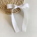 Detalle del pasador de lazo de satén blanco con textura suave y cintas largas - Pinzas de pelo pico de pato / Corto/Pieza / Blanco Puro