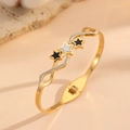 Detalle de brazalete bañado en oro 18k con estrellas de esmalte e incrustaciones de circón - Brazalete de Estrella de Oro con Diamantes de Imitación (F719)